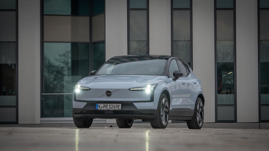 Volvo EX30 vor dem Brigk in Ingolstadt mit eingeschaltetem Abblendlicht