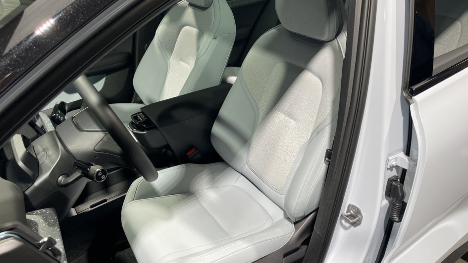Volvo EX30 Vordersitze mit hellem Stoffbezug