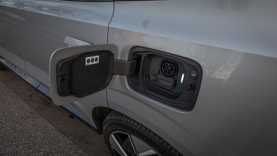 Ladeklappe des Volvo EX90 links im hinteren Kotflügel geöffnet