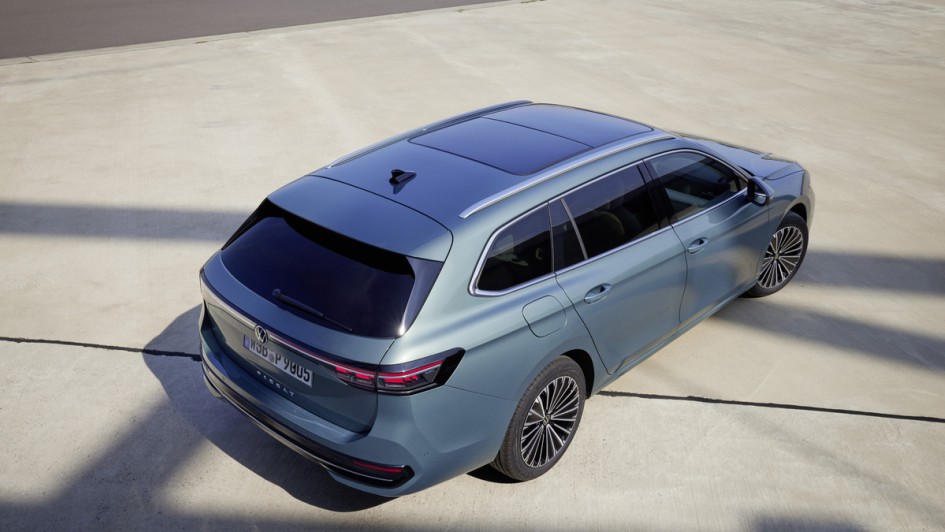 VW Passat Variant B9 schraeg con oben mit Sicht auf das Panorama-Schiebedach