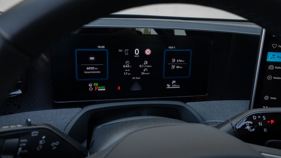 Foto vom Kombiinstrument des VW Passat eHybrid