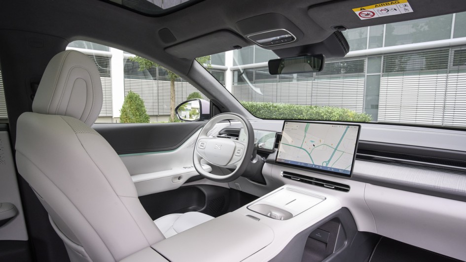 Gesamtansicht des Xpeng G6-Cockpits mit weißem Nappaleder