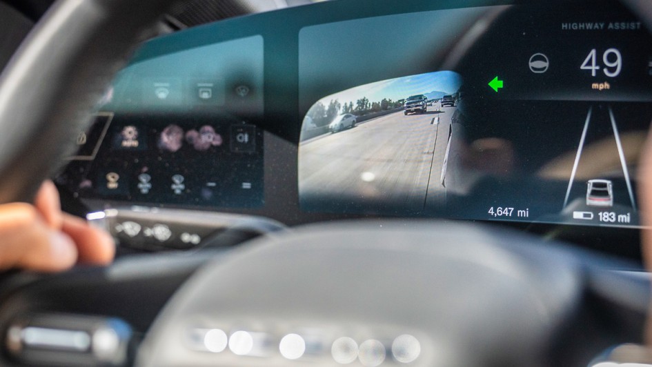 Lucid Air Touring Foto vom Digitaltachometer während der fahrt