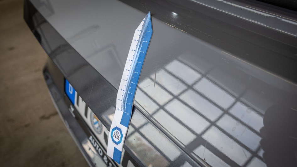 Kratzer auf Heckstoßfänger mit Maßband ins Verhältnis gesetzt