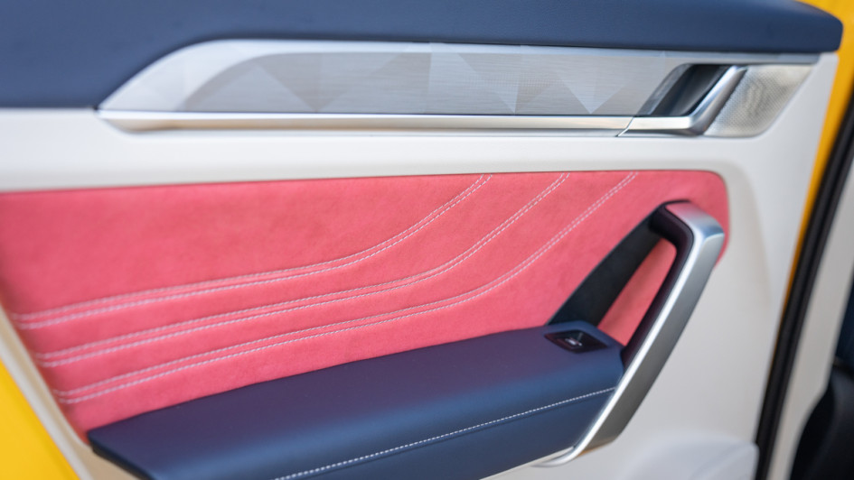 Aiways U6 mit Magnat-Soundsystem. Fotoaufnahme von Türinnenverkleidung auf der fahrerseite