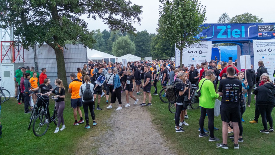 Läufer vor dem Start des ALD Run For Charity