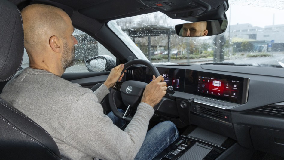 Innenaufnahme während der fahrt im Opel Astra Electric Sports Tourer