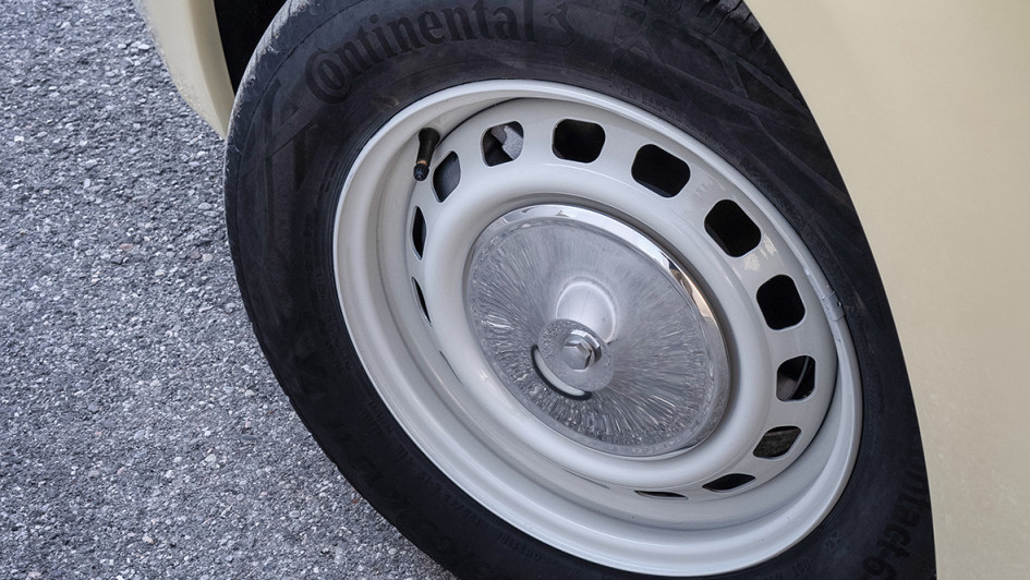 Retro-Style auch an den Rädern. Verchromte Radkappen gab es bis in die 1980er-Jahre. Und jetzt wieder am Berlingo Fourgonnette.