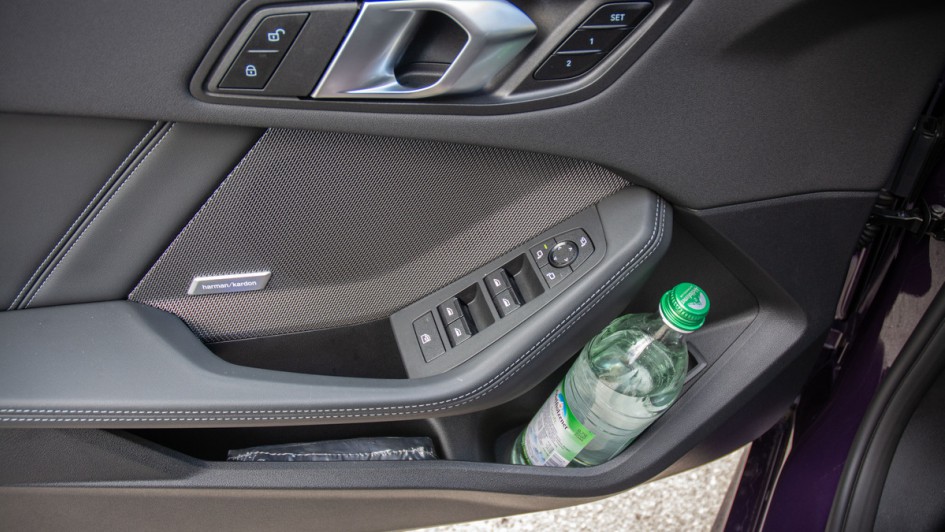 Foto der Türverkleidung im BMW 120d mit Schalter für Spiegelverstellung und Fensterhebern