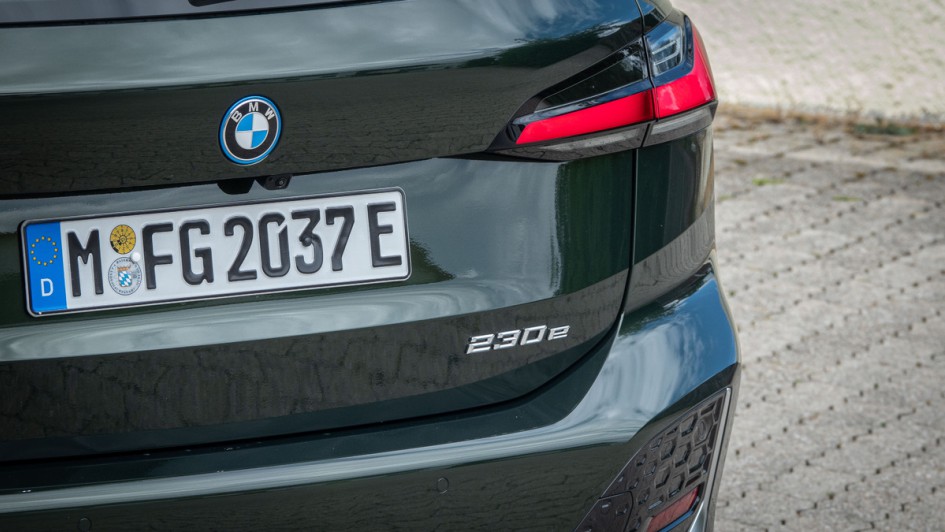230e bedeutet stärkster Euro-Van aller Zeiten. 326 PS versammeln sich (manchmal, also bei nicht vollends leerem Akku) in Bug und Heck des BMW 230 mit Plug-in-Hybrid.