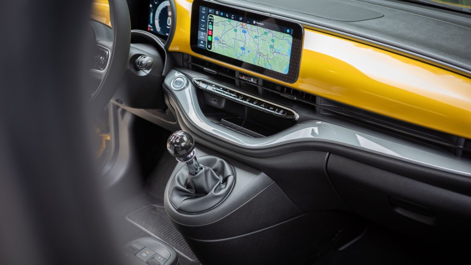 Detailfoto des Armaturenbretts im Fiat 500 Hybrid