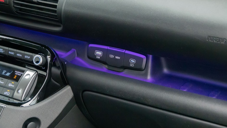 Ladebuchsen USB-A und USB-C sowie 12-Volt im Armaturenbrett des Inster mit Ambientebeleuchtung