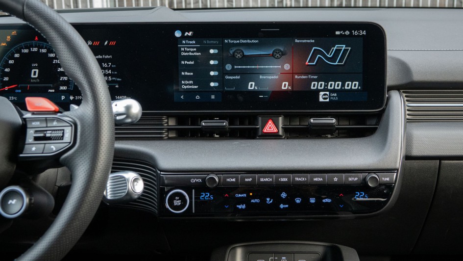 Foto vom Infotainmentsystem mit den geöffneten Fahrperformanceeinstellungen des Fahrzeugmenüs 