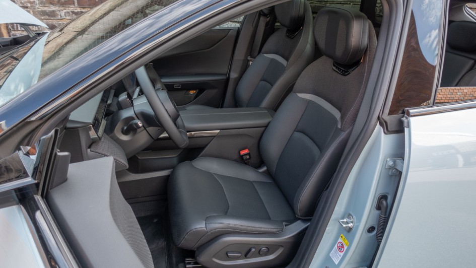 Vordersitze im Mazda CX-6e mit Kunstleder bezogen