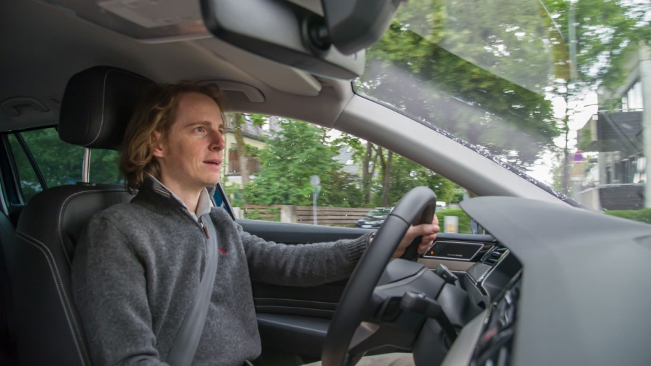 Innenaufnahme während der Fahrt mit Fahrergesicht und Lenkrad