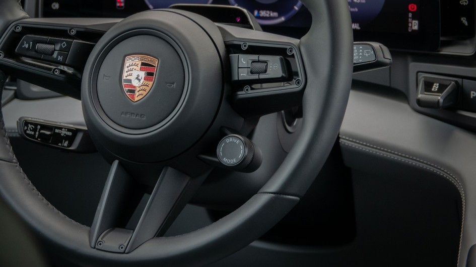 Fahrmodi-Schalter im Lenkradkranz des Porsche Cayenne Electric