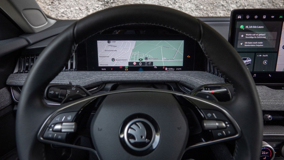 Digitaltacho mit Lenkrad davor