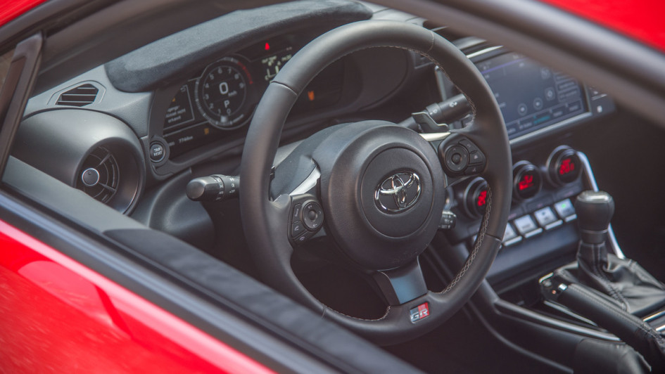 Toyota GR86 Innenraumaufnahme vom Lenkrad durchsgeöffnete Fenster fotografiert