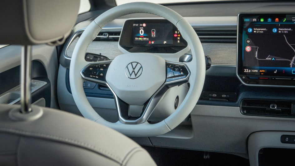 Ein helles Lenkrad ist schön anzusehen. Beim VW ID.Buzz Pro langer Radstand gibt es das auch in dunkel  stets ohne Leder.
