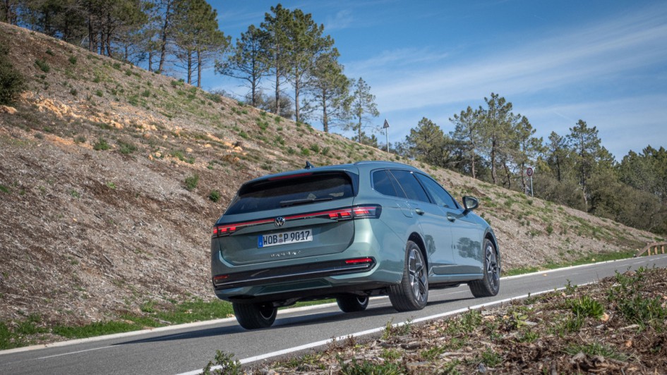 Grüner VW Passat 2.0 TDI am Berg von hinten fotografiert
