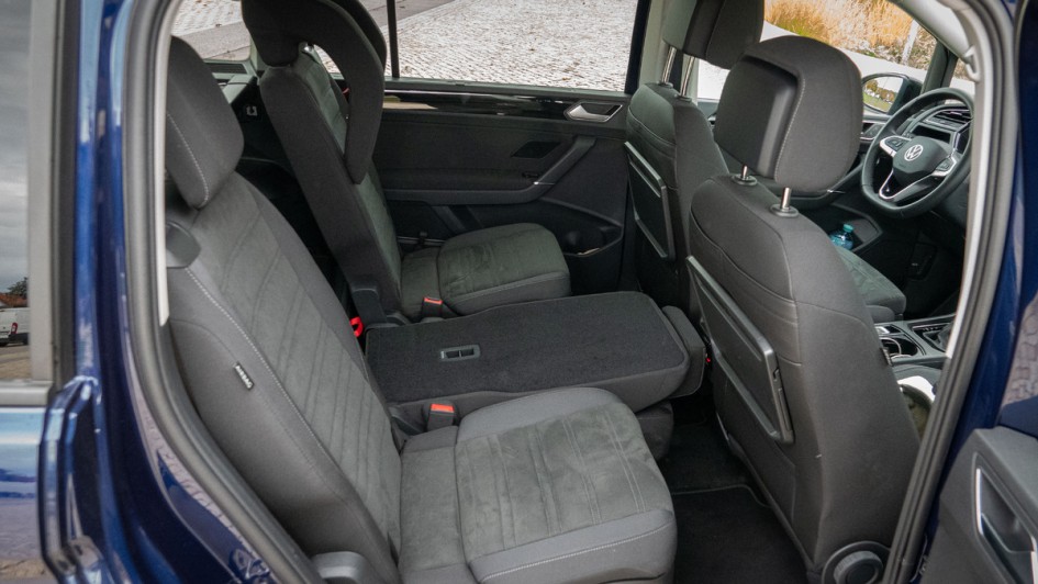 Die hinteren Sitze sind einzeln verschieb- und verstellbar und bieten damit entweder immens viel Platz für die Beine der Fond-Passagiere oder noch mehr Platz im Kofferraum.