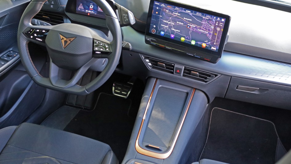 Cupra Born Armaturenbrett komplett aufgenommen