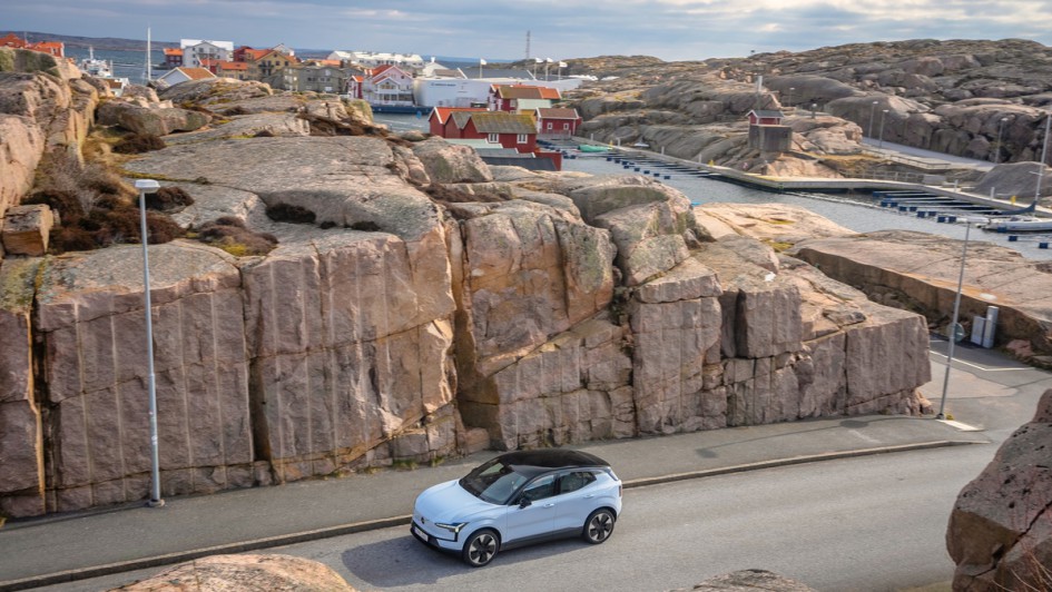 Volvo EX30 vor großem Steinmeer direkt am Wasser