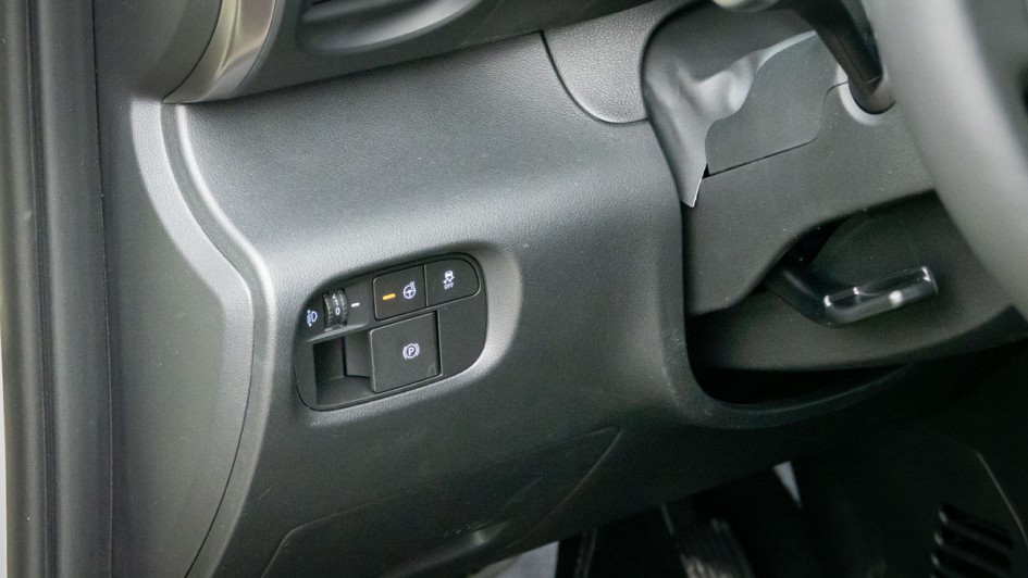 Detailfoto von den Bedienelementen links neben dem Lenkrad im Hyundai Inster