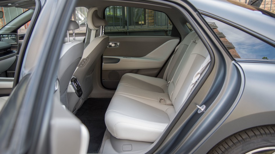 Hyundai Ioniq 6 Ruecksitze, aufgenommen von der fahrerseite