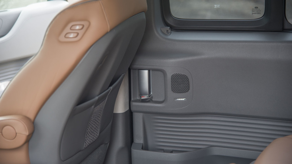 In der Signature-Ausstattung ist das Bose-Soundsystem inkludiert. Schiebetüren und die Heckklappe öffnen mit elektrischer Unterstützung. Der beste Platz ist hinter dem Beifahrer, hier kann auch von hinten der Beifahrersitz verstellt werden.