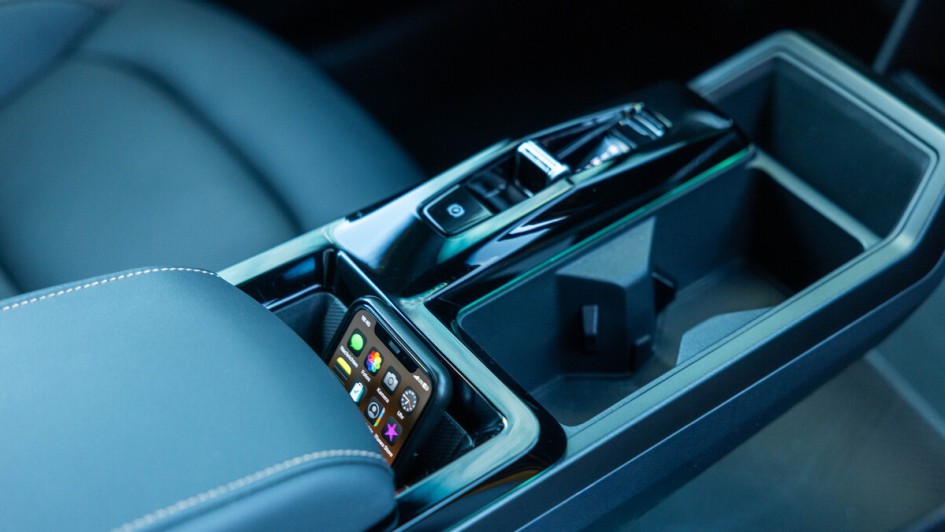 Mittelkonsole mit Klavierlack und Bedienelementen für die Eingang-Automatik im KGM Musso EV