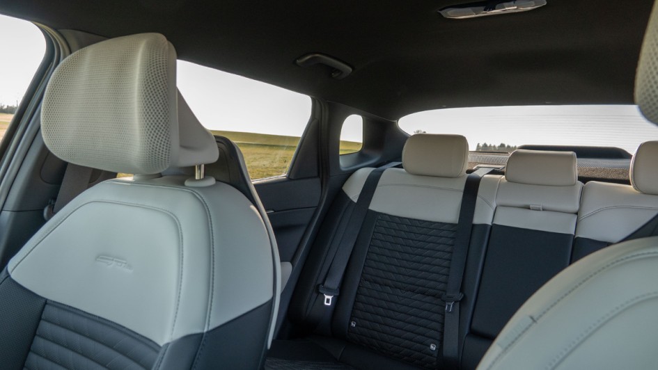 Übersichtlichkeit nach schräg hinten im Kia EV4