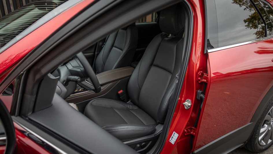 Vordersitz mit schwarzem Leder im Mazda CX-30 Takumi