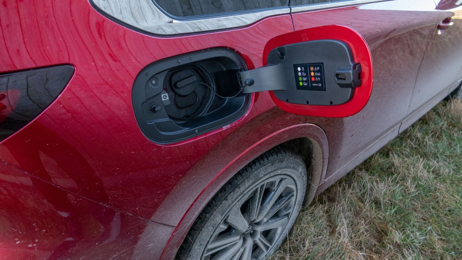 Geöffnete Ladeklappe beim CX-80 mit 11-kW-Ladeleistung