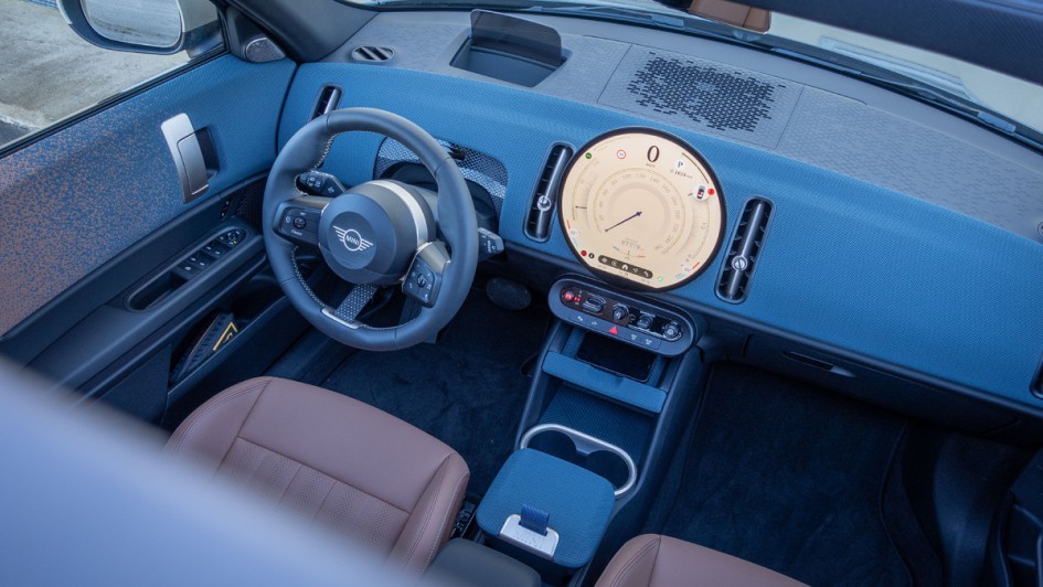 Cockpitaufnahme durch das geöffnete Schiebedach des Mini Countryman 