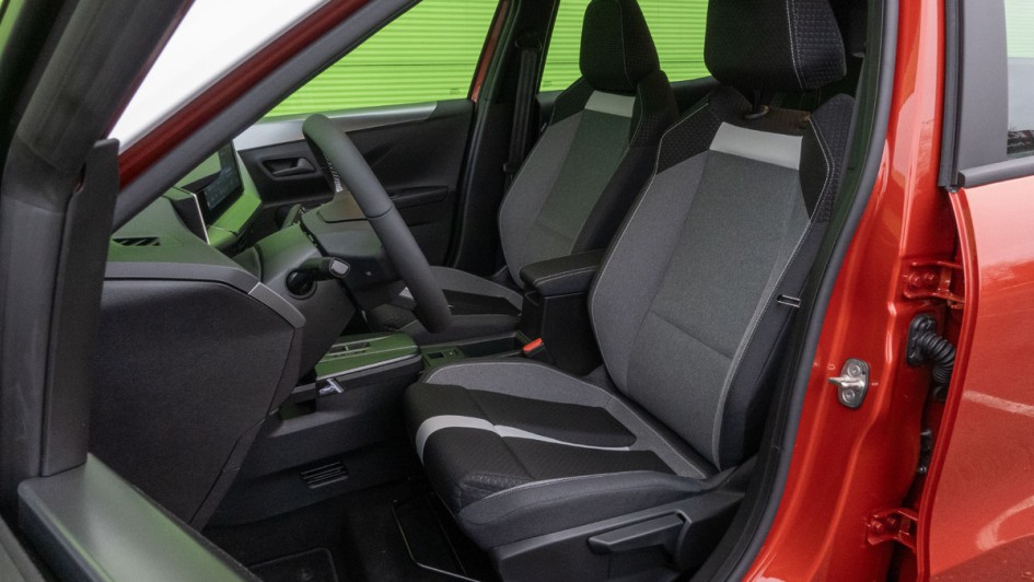 Fahrer- und Beifahrersitz im Opel Frontera 2026