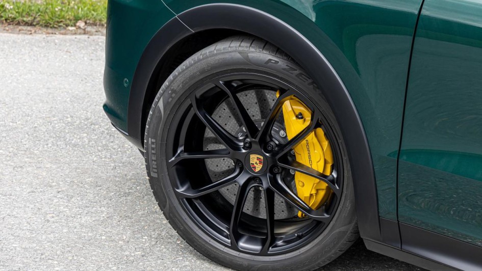 Porsche Cayenne S Coupé Foto vom vorderen linken Rad mit Keramikbremsen und gelbem Bremssattel