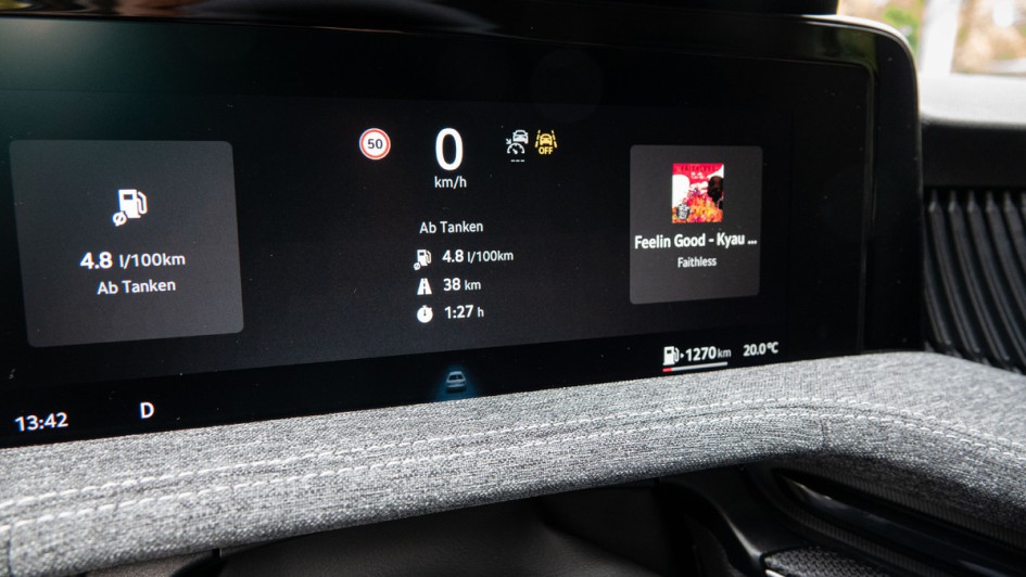 Digitaltacho im Detail des Skoda Superb Combi 2.0 TDI