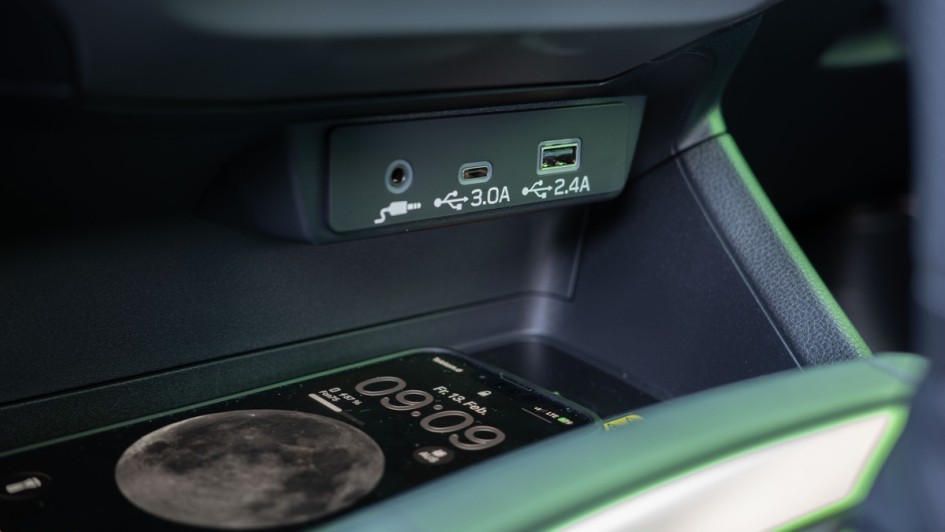 Induktive Ladeschale im Subaru Crosstrek mit USB-Anschlüssen darüber