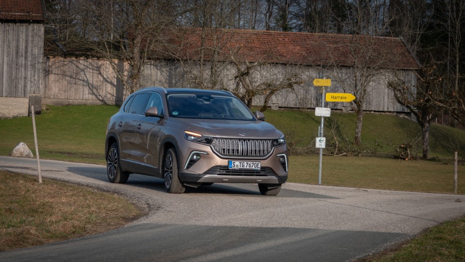 Togg T10X beim Abbiegen auf einer Landstraße fotografiert