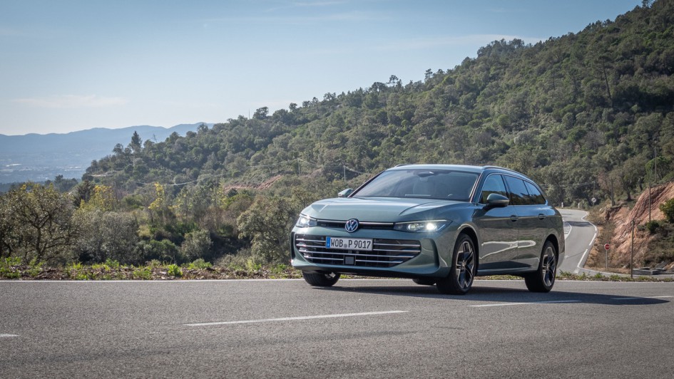 Grüner VW Passat 2.0 TDI im Gegenlicht am Berg von vorn in Szene gesetzt