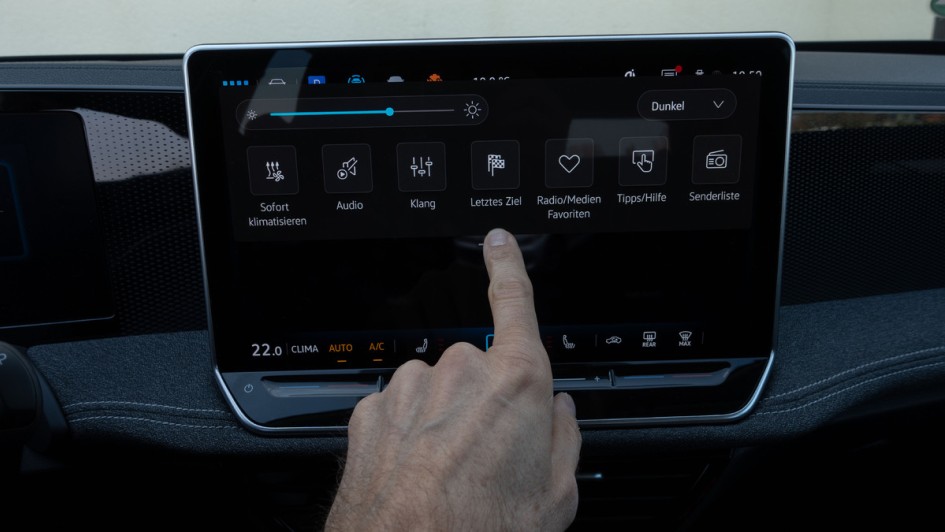 Foto des Infoscreens mit heruntergezogener Shortcut-Liste im VW Passat eHybrid