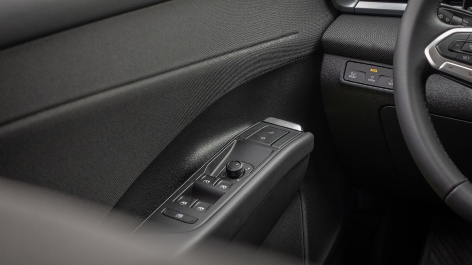 Armlehne vorn im neuen VW T-Roc fotografiert