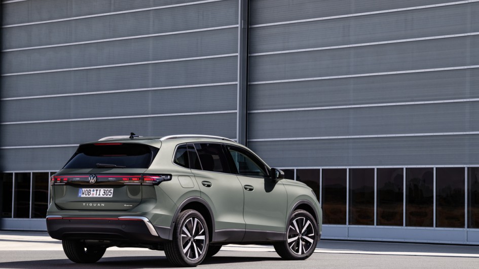 Fotoaufnahme des neuen VW Tiguan schräg von hinten