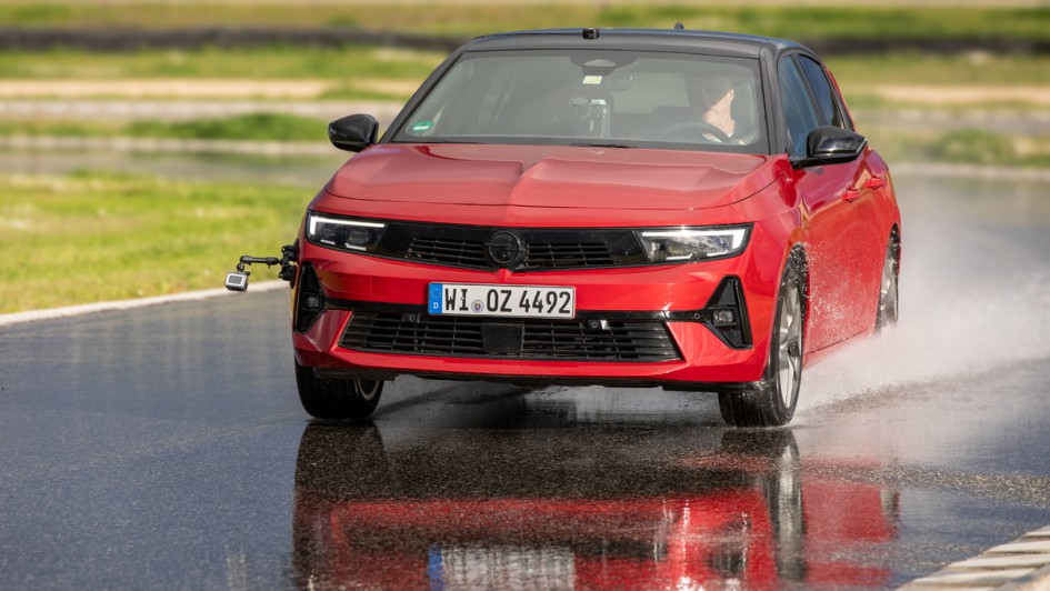 Im Test sind neun Sommerreifen der Dimension 225/45 R17 auf Opel Astra 1.2T