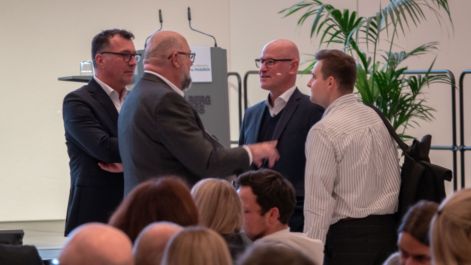 Gesprächssituation unter vier Männern auf der Nakobemo 2025