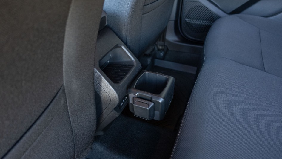 Abnehmbarer Getränkehalter mit abnehmbarere Akku-Leuchte in der Mitte im Fond angebracht