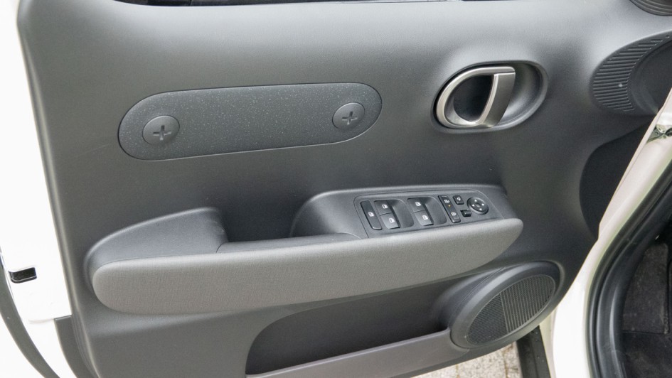 Türverkleidung im Hyundai Inster (Fahrertür)