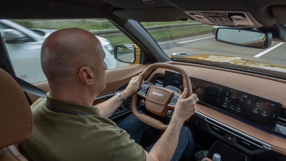 Aufnahme von innen auf den Fahrer auf der Autobahn 