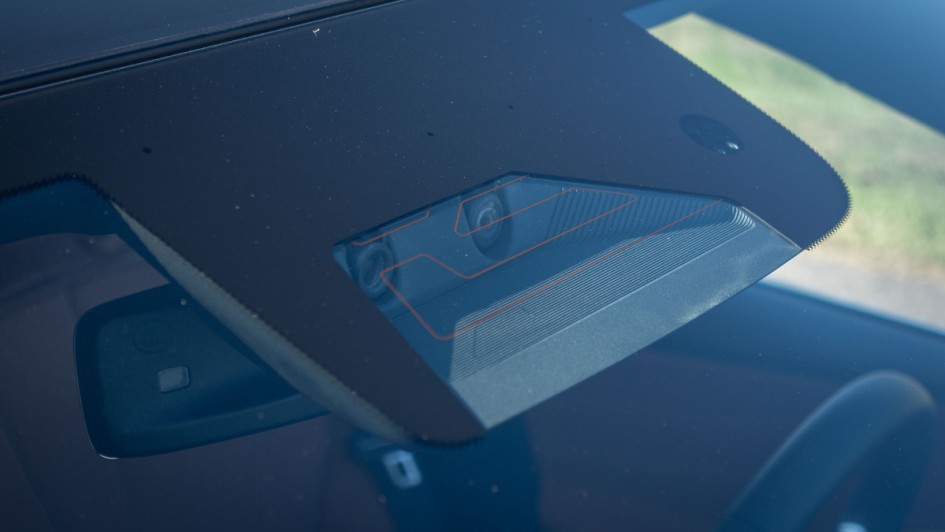 Detailfoto der Kameras hinter der Frontscheibe im Mercedes C 400 4Matic elektrisch